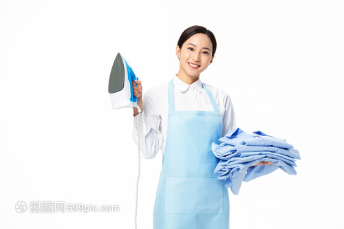家政服務女性熨燙衣服